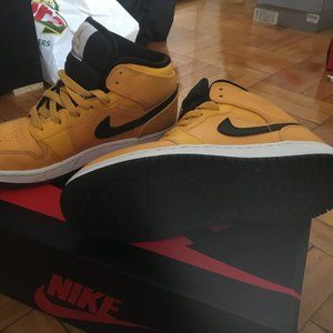 Air Jordan 1 Yellow size 5Y boys